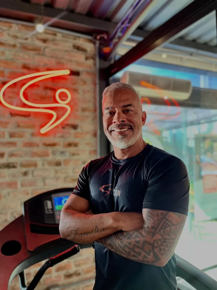 Sandro, sócio da Inforce e dono da rede Studio In